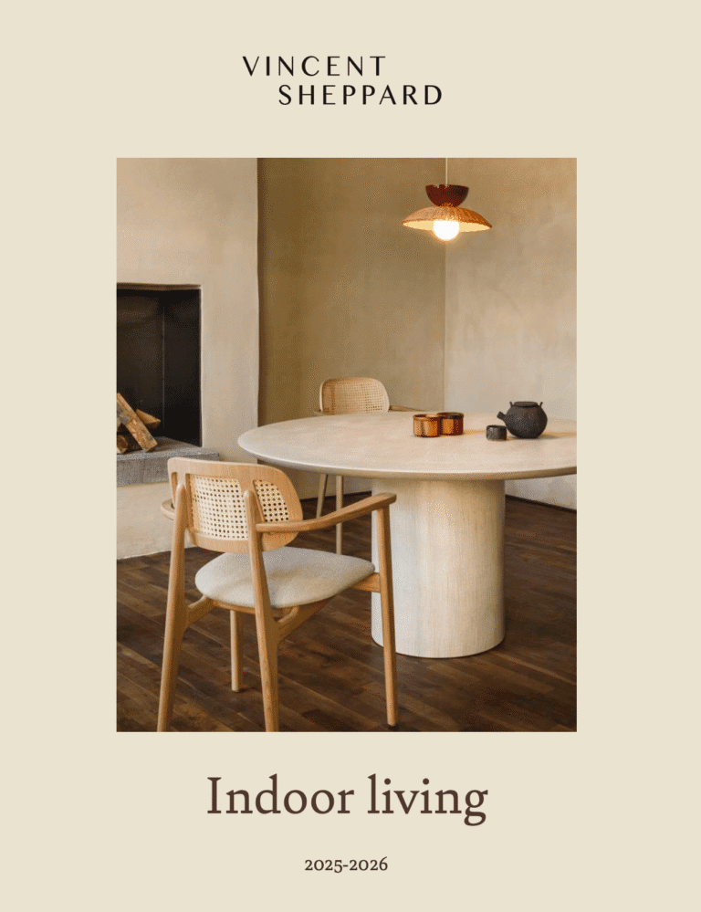 Table ronde en bois naturel, mobilier intérieur élégant pour salle à manger, style contemporain.