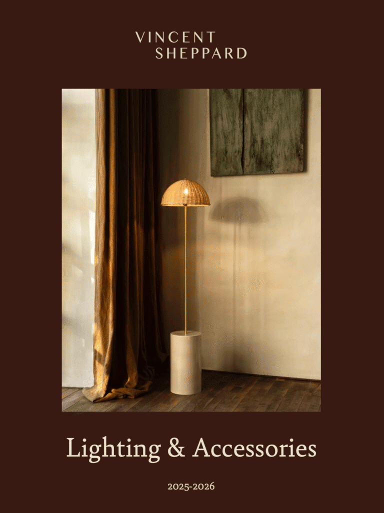 Lampe sur pied en rotin, décoration intérieure élégante et lumière chaleureuse.