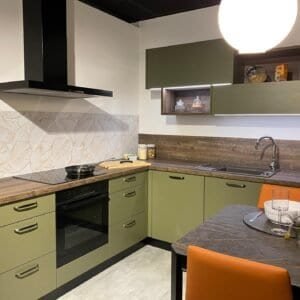 Mobilier de cuisine moderne en vert olive avec plan de travail en bois foncé - style contemporain.