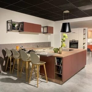 1. Meubles de cuisine modernes en bois et métal, design élégant et fonctionnel.