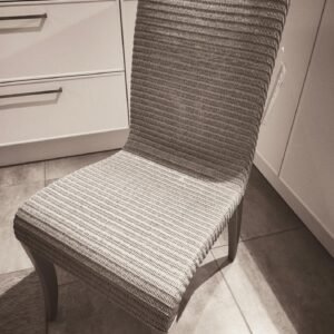 Confortable chaise en tissu beige et gris, design élégant, idéale pour salon ou salle à manger.