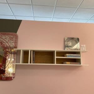 Étagère murale design avec livres et miroir décoratif, déco moderne chez Meubles Darnault.