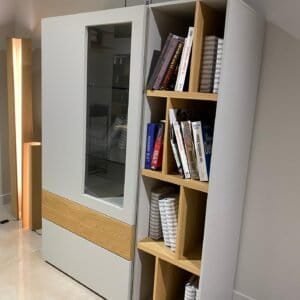 Vitrine moderne avec étagères en bois et porte en verre, design élégant et pratique pour rangement.