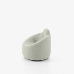 Confortable fauteuil design moderne en tissu blanc, parfait pour salon intérieur élégamment aménagé.