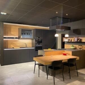 Mobilier de cuisine moderne avec meubles Darnault en bois et design épuré.
