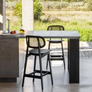 1. Fauteuils design modernes en bois pour cuisine ou salle à manger.