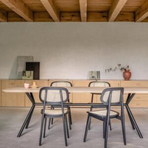 Chaise et table design en bois et métal dans un intérieur moderne Meubles Darnault.