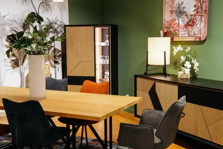 Mobilier design en bois et rangement élégant, parfait pour décoration intérieure moderne.